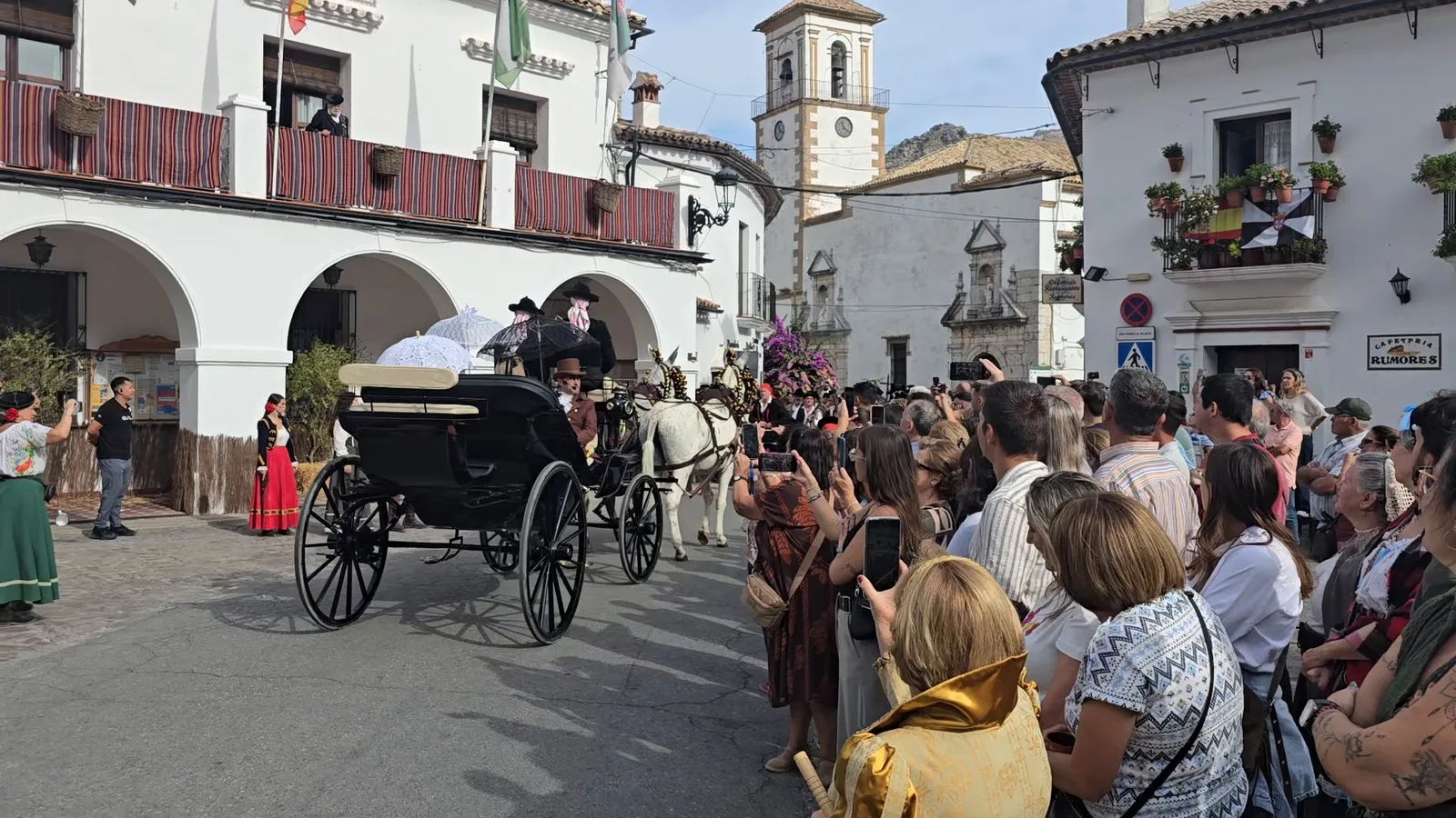 Calesa durante la recreación Sangre y Amor en la Sierra en la Plaza de España de Grazalema